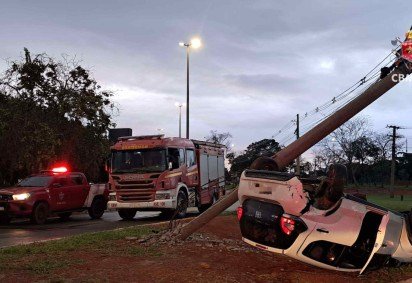 O acidente causou sérios danos ao veículo -  (crédito: Serviço Operacional de Informação Pública – SOINP/CBMDF) -O acidente causou sérios danos ao veículo -  (crédito: Serviço Operacional de Informação Pública – SOINP/CBMDF)