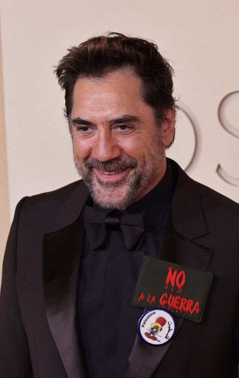 Javier Bardem chamou atenção no tapete vermelho com broche escrito 'No a la guera' - (crédito: Julian Hamilton / Getty Images via AFP)) Javier Bardem chamou atenção no tapete vermelho com broche escrito 'No a la guera' - (crédito: Julian Hamilton / Getty Images via AFP))