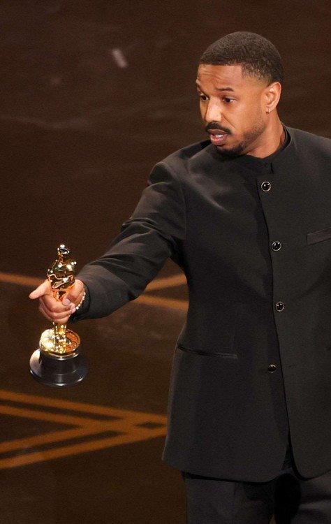 O ator norte-americano Michael B. Jordan recebe o prêmio 
de Melhor ator 
por Pecadores -  (crédito: PATRICK T. FALLON / AFP)