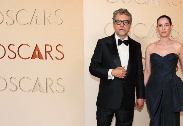  Brazilian director Kleber Mendonca Filho and French producer Emilie Lesclaux attend the 98th Annual Academy Awards at the Dolby Theatre in Hollywood, California on March 15, 2026. (Photo by ANGELA WEISS / AFP)
       -  (crédito:  AFP)