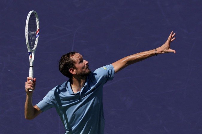 Daniil Medvedev saca contra Alex Michelsen, dos Estados Unidos, em sua partida da quarta rodada do BNP Paribas Open no Indian Wells Tennis Garden - (crédito: Getty Images via AFP) Daniil Medvedev saca contra Alex Michelsen, dos Estados Unidos, em sua partida da quarta rodada do BNP Paribas Open no Indian Wells Tennis Garden - (crédito: Getty Images via AFP)