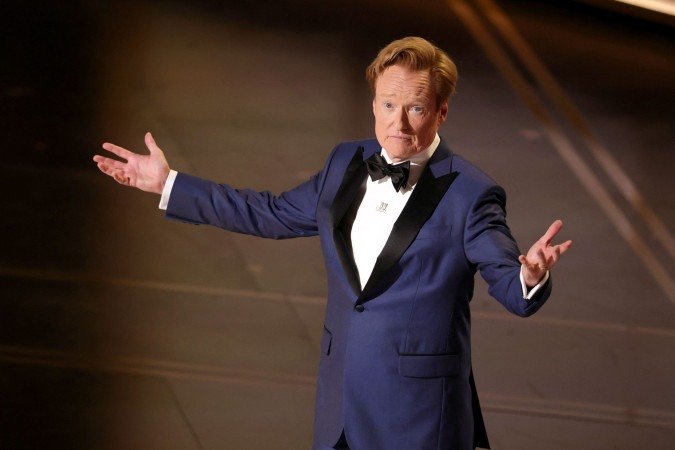 O apresentador Conan O'Brien fala no palco durante o 98º Oscar no Dolby Theatre