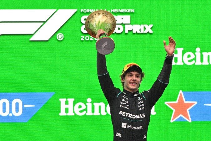 O piloto italiano da Mercedes, Kimi Antonelli, comemora no pódio após vencer o Grande Prêmio da China de F1 no Circuito Internacional de Xangai, em 15 de março de 2026. - (crédito: Hector RETAMAL / AFP) O piloto italiano da Mercedes, Kimi Antonelli, comemora no pódio após vencer o Grande Prêmio da China de F1 no Circuito Internacional de Xangai, em 15 de março de 2026. - (crédito: Hector RETAMAL / AFP)