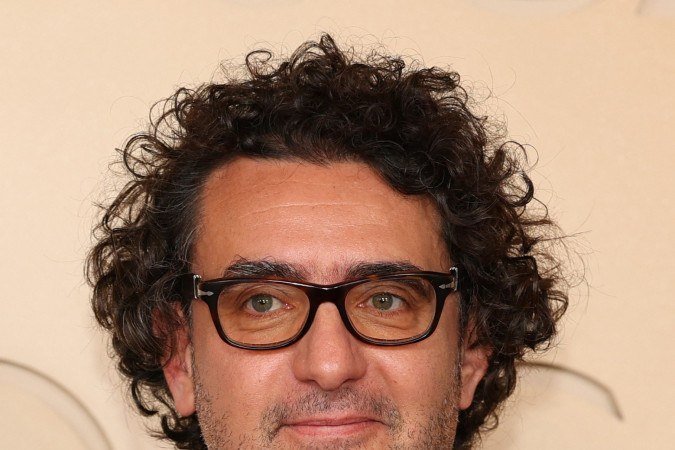 Produtor francês-tunisiano Nadim Cheikhrouha com broche Artists4Ceasefire