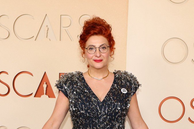 Designer de figurinos Malgosia Turzanska com broche Ice Out 