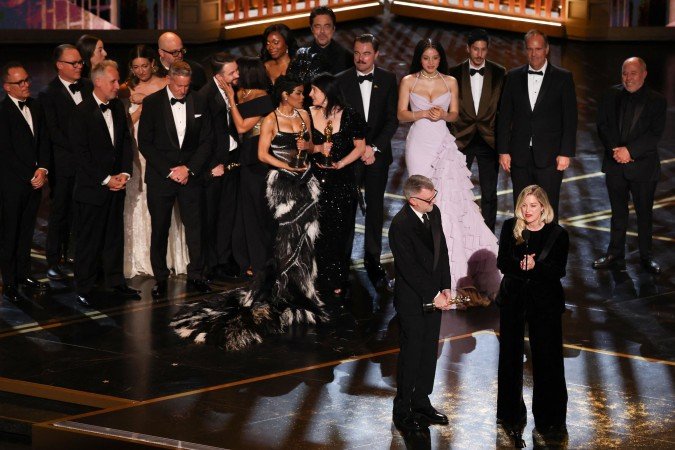 O cineasta norte-americano Paul Thomas Anderson e a produtora norte-americana Sara Murphy recebem o prêmio de Melhor Filme por 'One Battle After Another' ao lado do elenco e da equipe no palco durante a 98ª edição do Oscar. - (crédito: Patrick T. Fallon / AFP) O cineasta norte-americano Paul Thomas Anderson e a produtora norte-americana Sara Murphy recebem o prêmio de Melhor Filme por 'One Battle After Another' ao lado do elenco e da equipe no palco durante a 98ª edição do Oscar. - (crédito: Patrick T. Fallon / AFP)