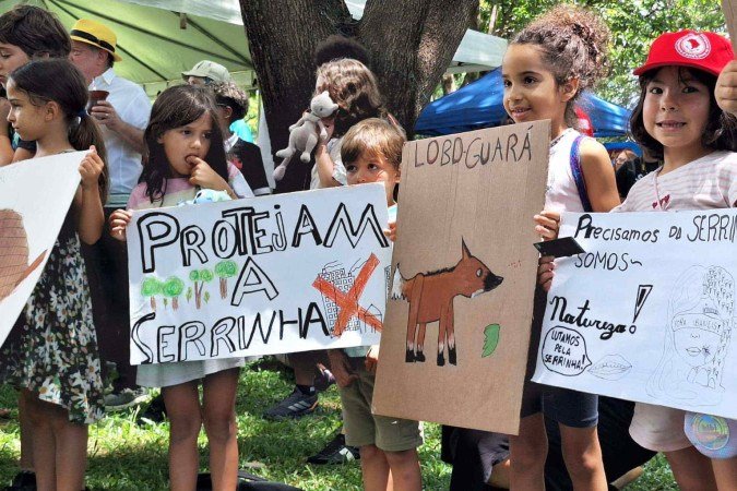 Crianças seguram cartazes em defesa da Serrinha do Paranoá - (crédito: Carlos Vieira/CB/DA Press) Crianças seguram cartazes em defesa da Serrinha do Paranoá - (crédito: Carlos Vieira/CB/DA Press)