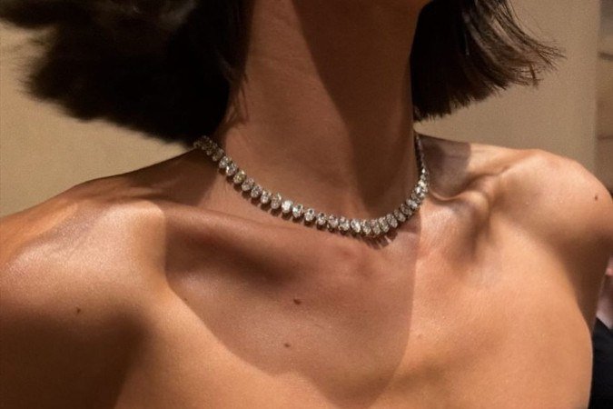 Bruna Marquezine com broche em homenagem ao ator Wagner Moura