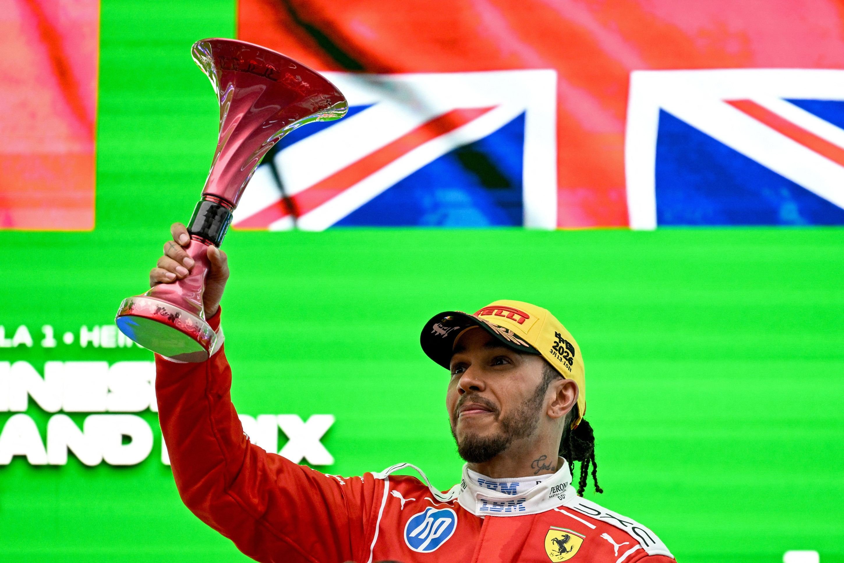 Hamilton celebra 1º pódio pela Ferrari na Fórmula 1