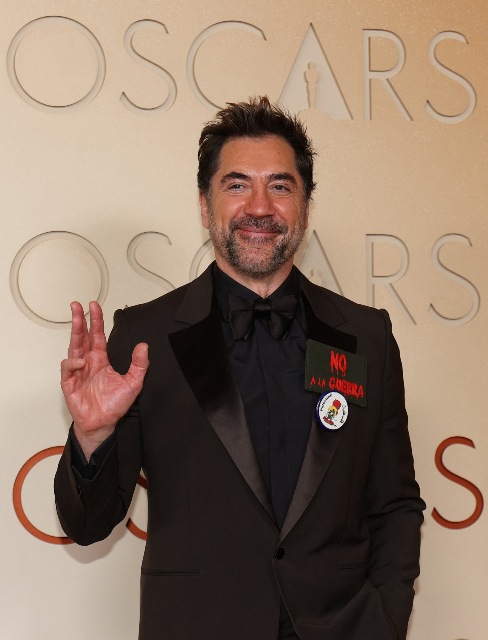 Javier Bardem utilizou dois broches com mensagens politicas 