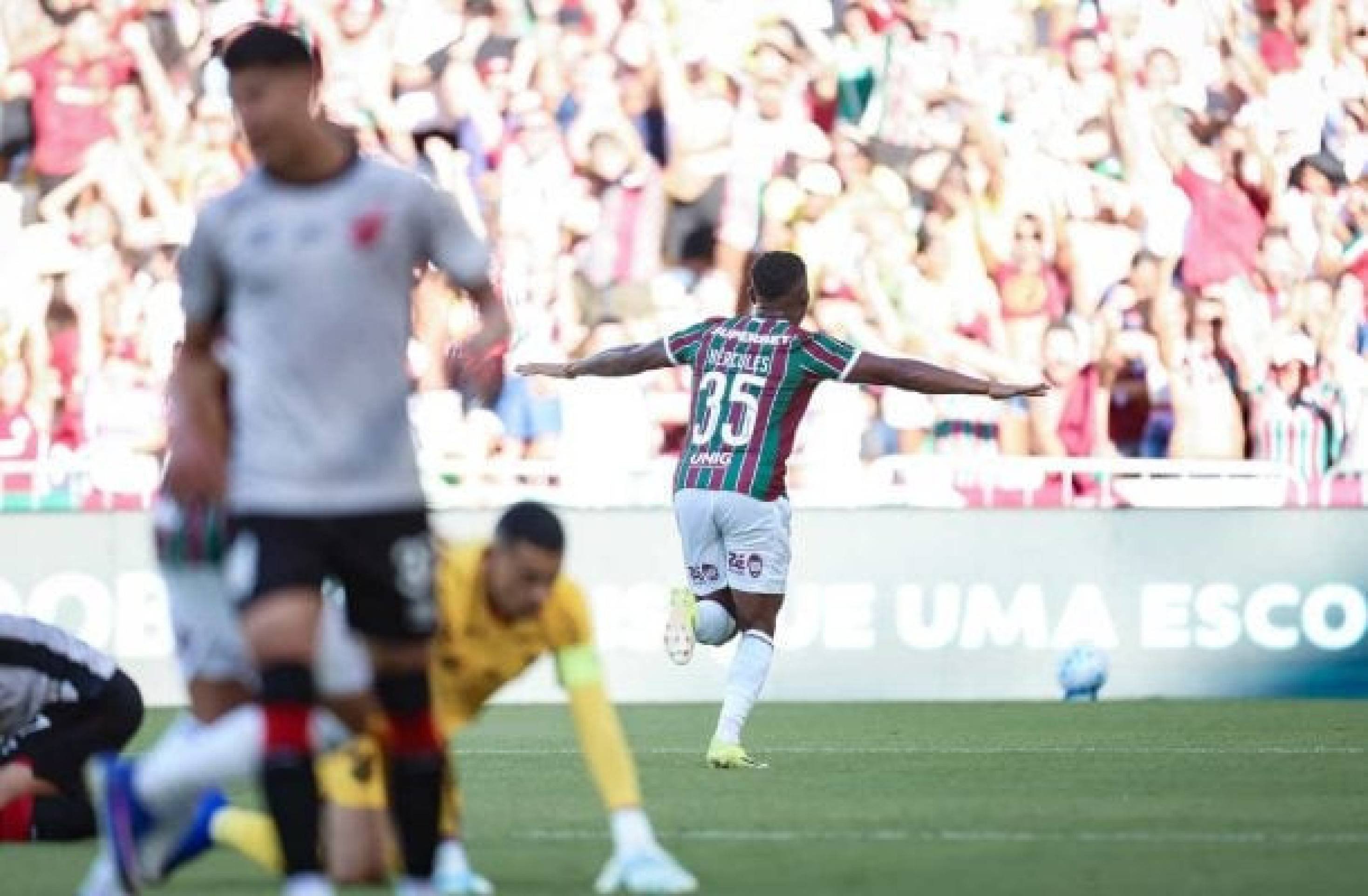 Hércules corre para comemorar o seu gol, o primeiro do Fluminense sobre o Athletico - (crédito: Foto: Marcelo Gonçalves/Fluminense) Hércules corre para comemorar o seu gol, o primeiro do Fluminense sobre o Athletico - (crédito: Foto: Marcelo Gonçalves/Fluminense)