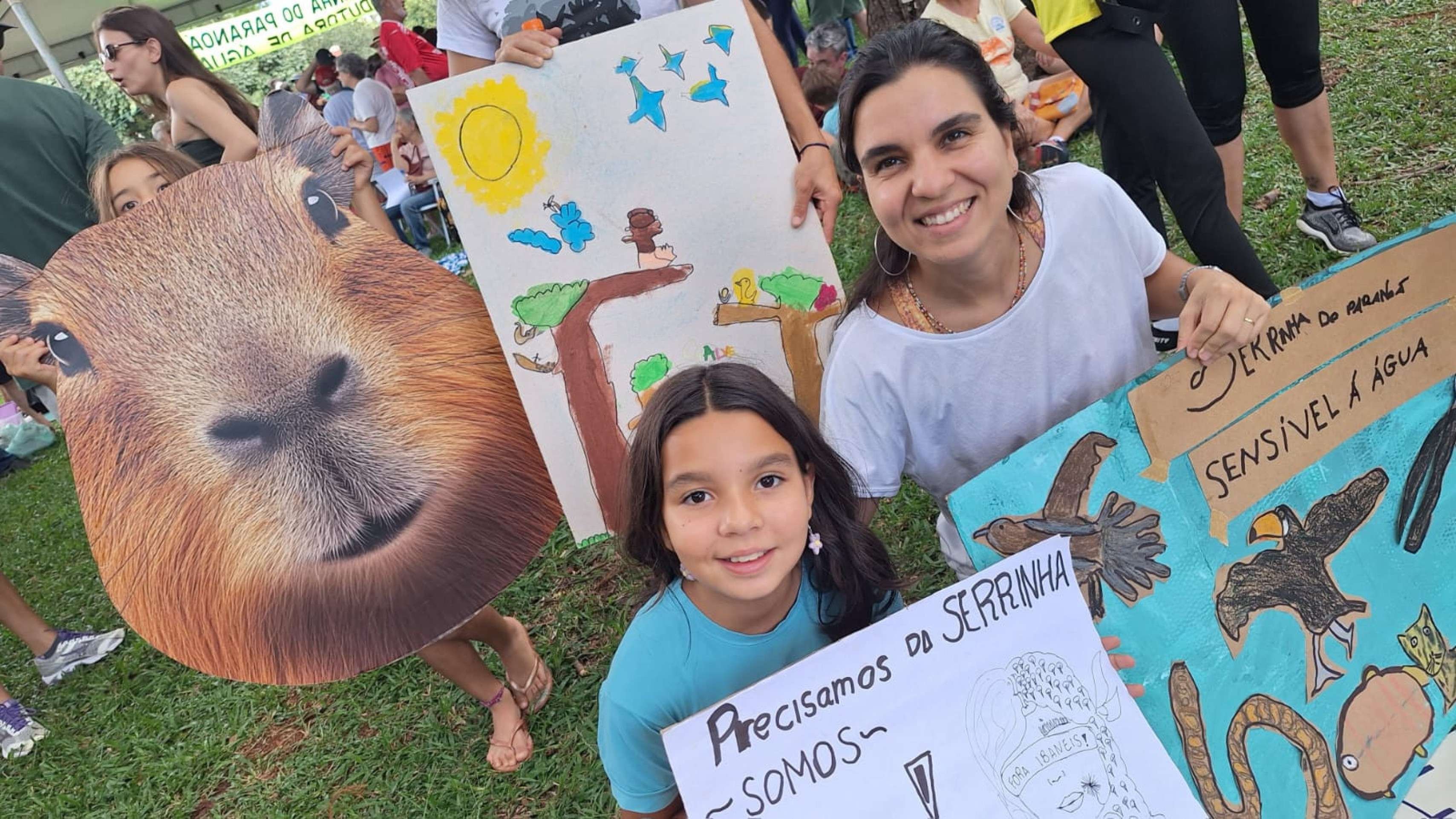 Manifestantes participam de ato no Eix&atilde;o em defesa da Serrinha do Parano&aacute;