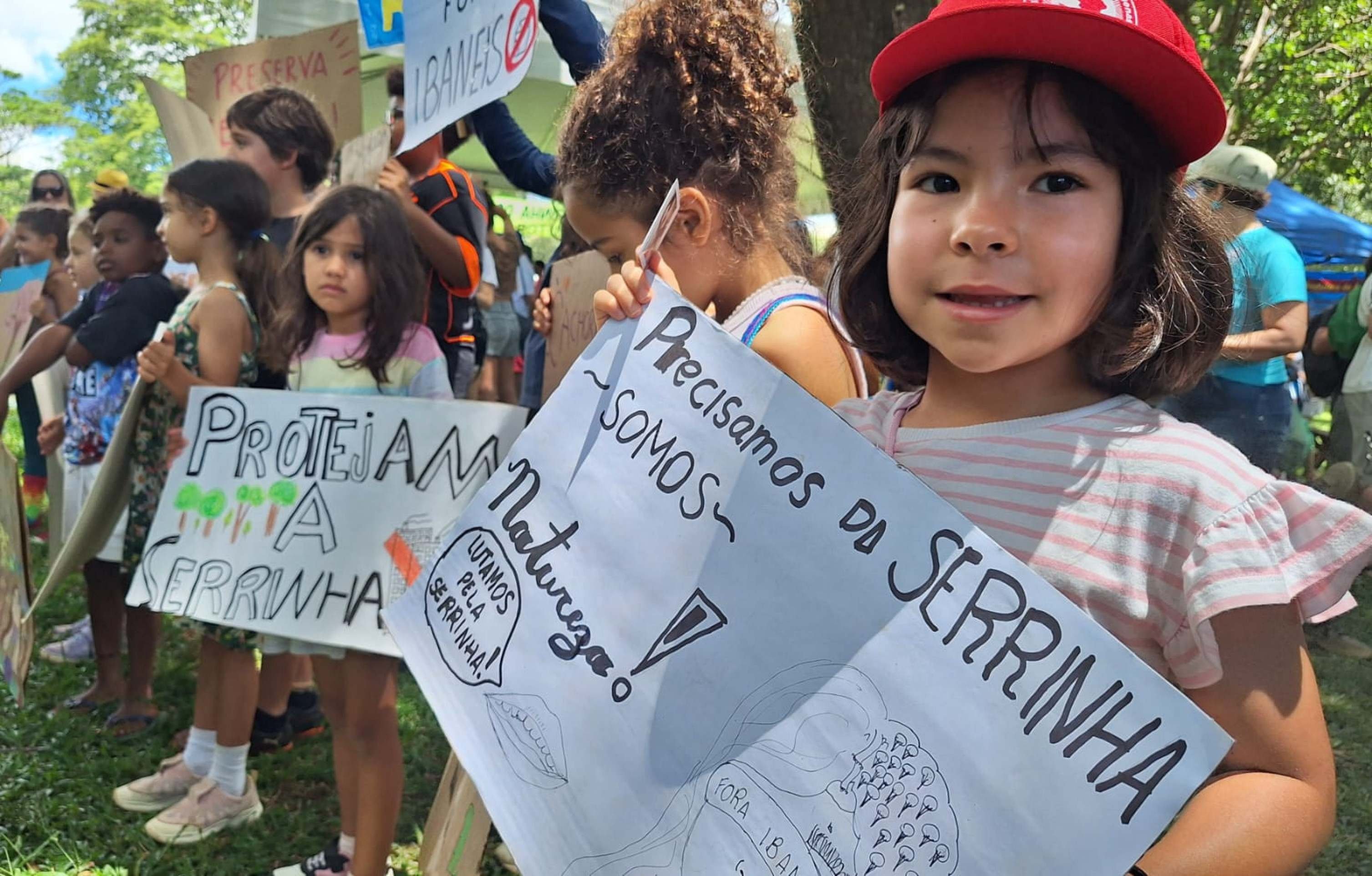 Manifestantes participam de ato no Eix&atilde;o em defesa da Serrinha do Parano&aacute;