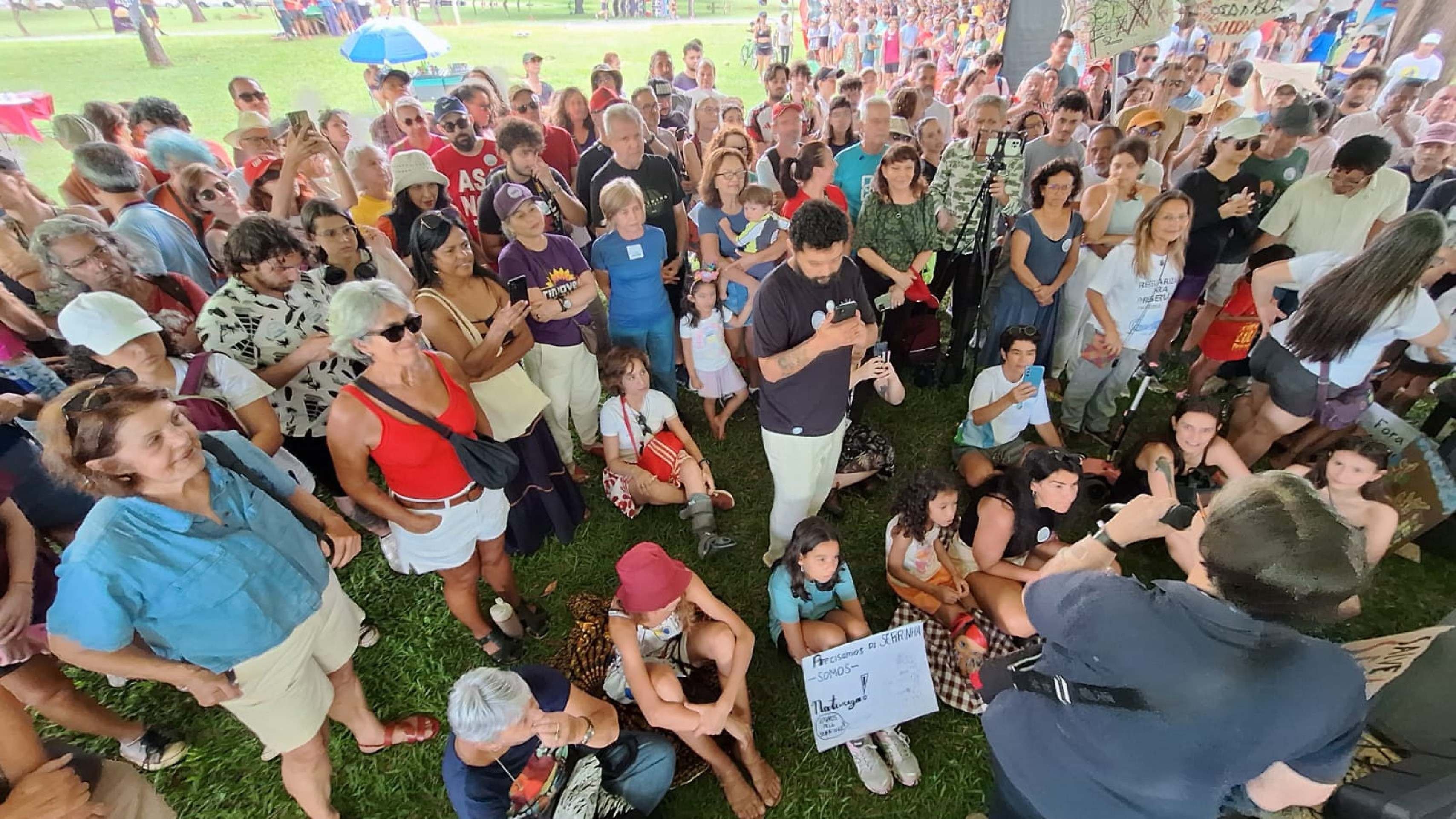 Manifestantes participam de ato no Eix&atilde;o em defesa da Serrinha do Parano&aacute;