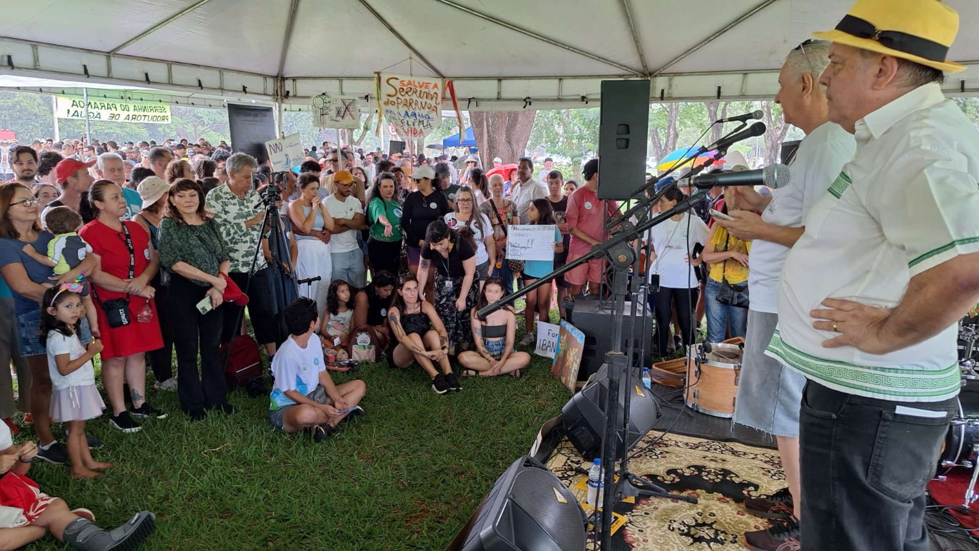 Manifestantes participam de ato no Eix&atilde;o em defesa da Serrinha do Parano&aacute;