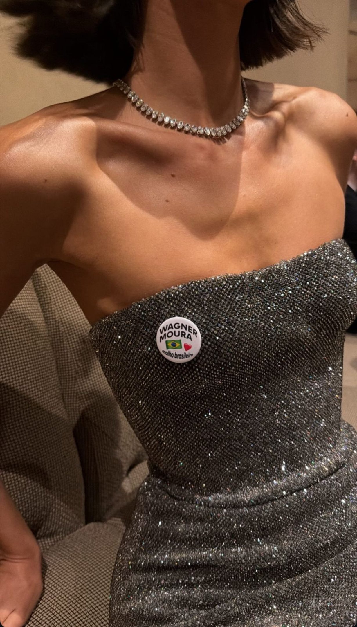 Bruna Marquezine com broche em homenagem ao ator Wagner Moura