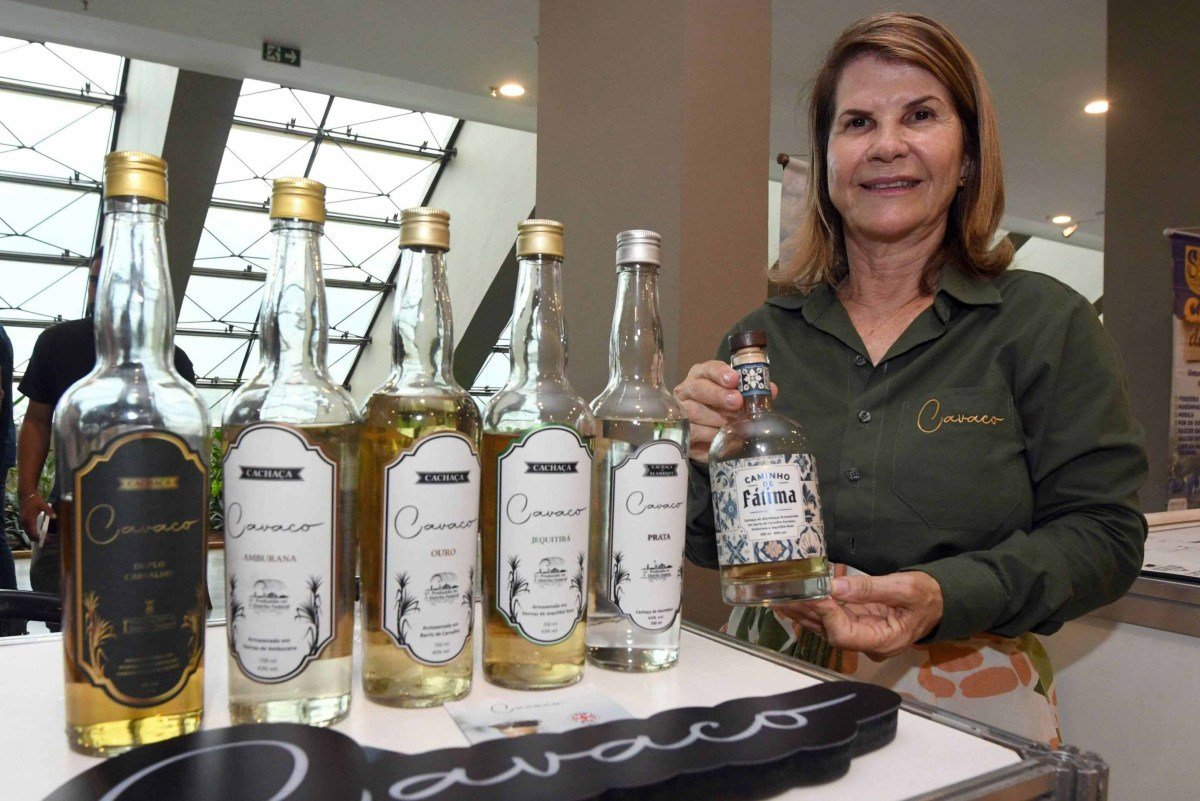 A produtora Maria de F&aacute;tima Cavalcante, da Cacha&ccedil;a Cavaco, produzida na zona rural do Parano&aacute;