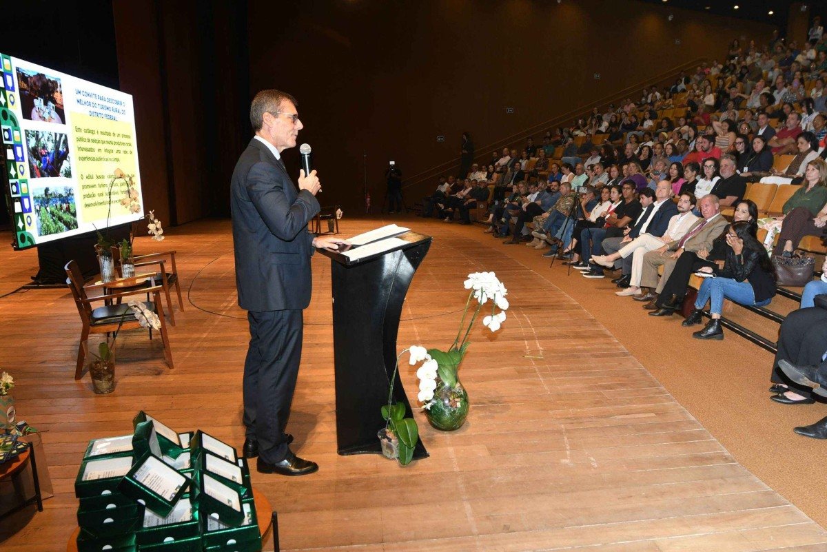 Presidente da Emater-DF, Cleison Duval, lan&ccedil;a o cat&aacute;logo