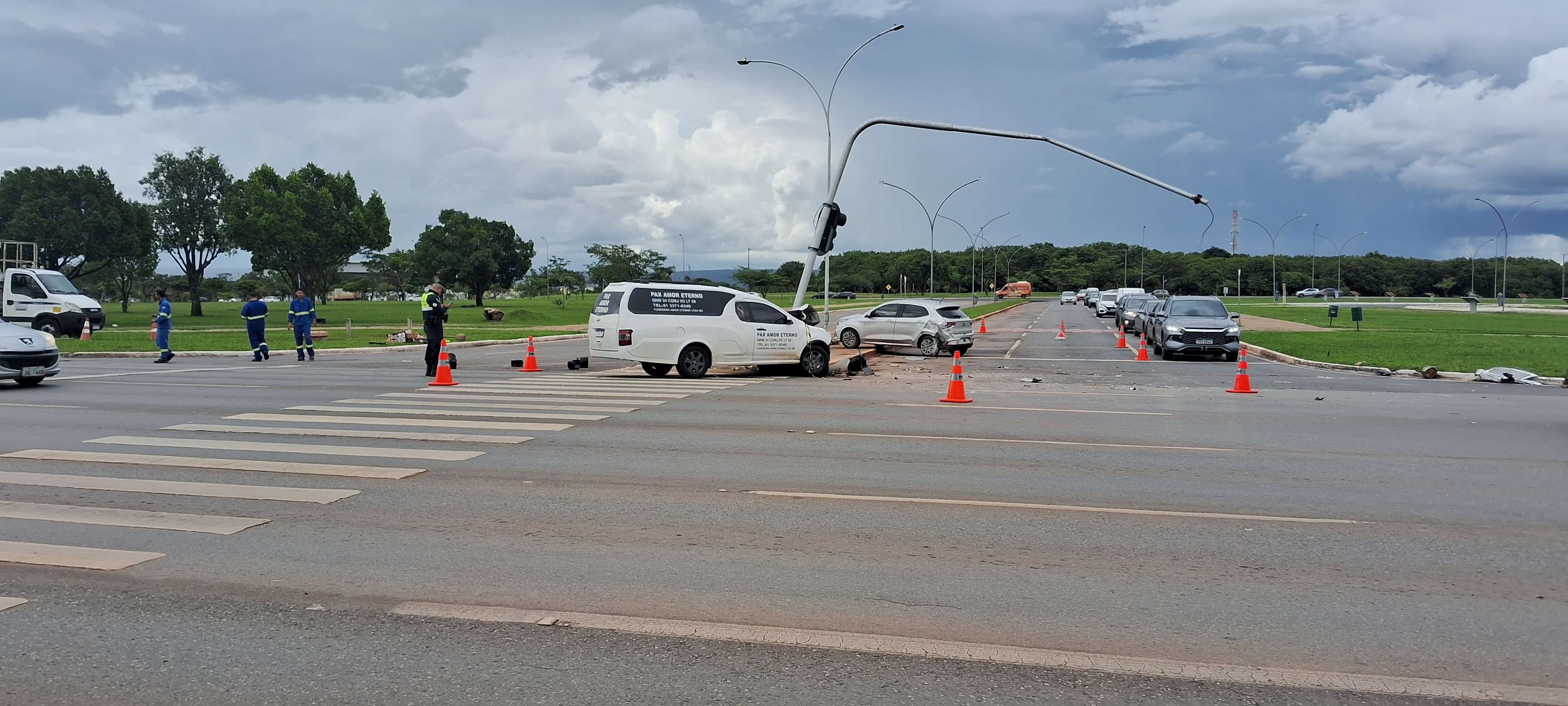 Os policiais interditaram a pista para facilitar na remo&ccedil;&atilde;o dos ve&iacute;culos e prestar o cuidados &agrave; v&iacute;tima