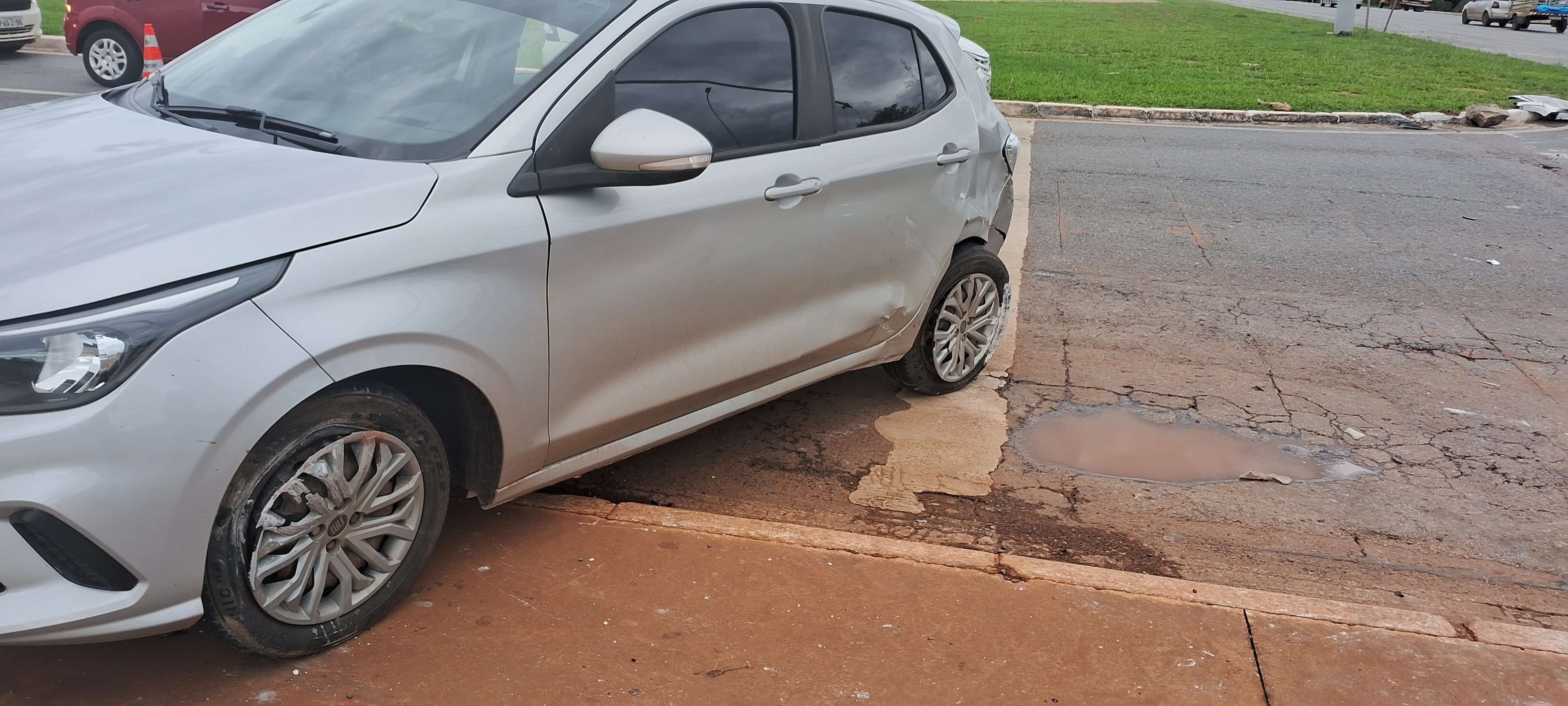 Apenas a passageira do Fiat Argo que teve ferimentos por conta do impacto