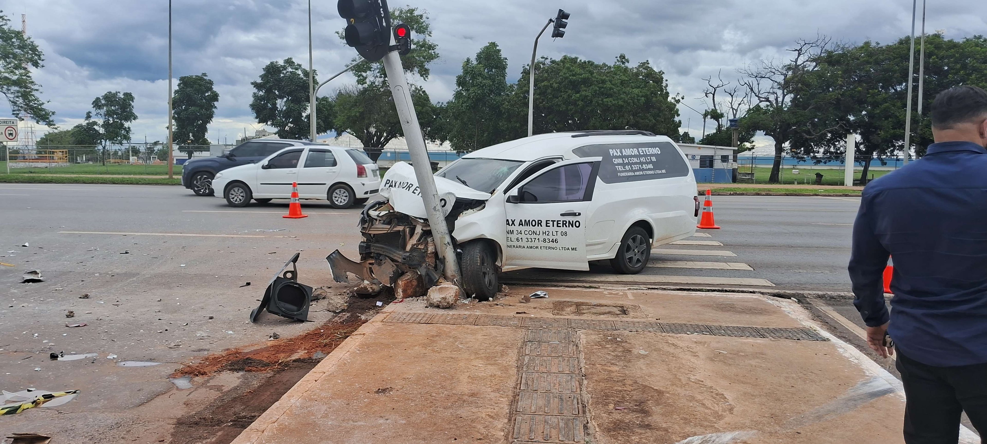 O carro f&uacute;nebre sofreu perda total mas o motorista est&aacute; bem e n&atilde;o precisou de assist&ecirc;ncia m&eacute;dica
