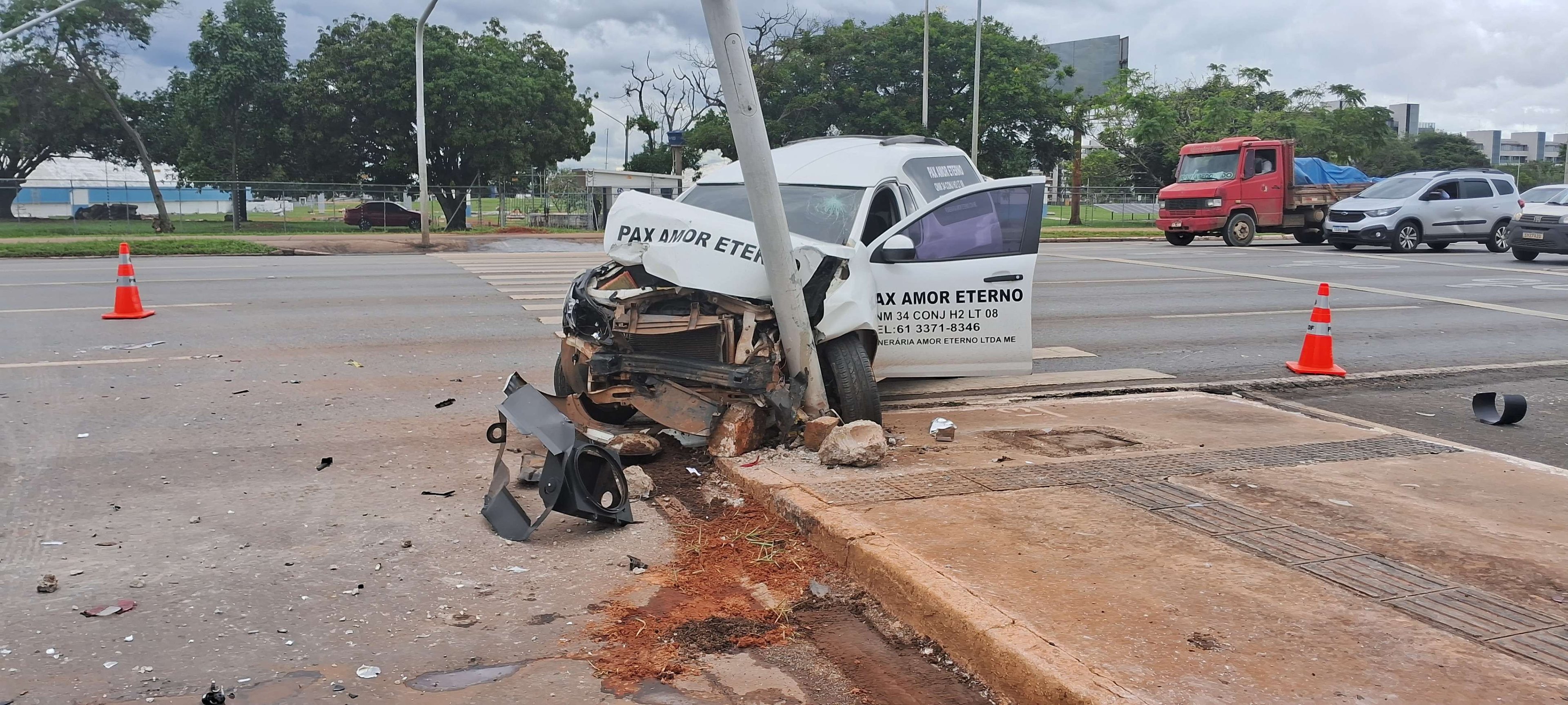 Ao bater no sem&aacute;foro, o motorista diz que agradece muito por n&atilde;o ter se mechucado