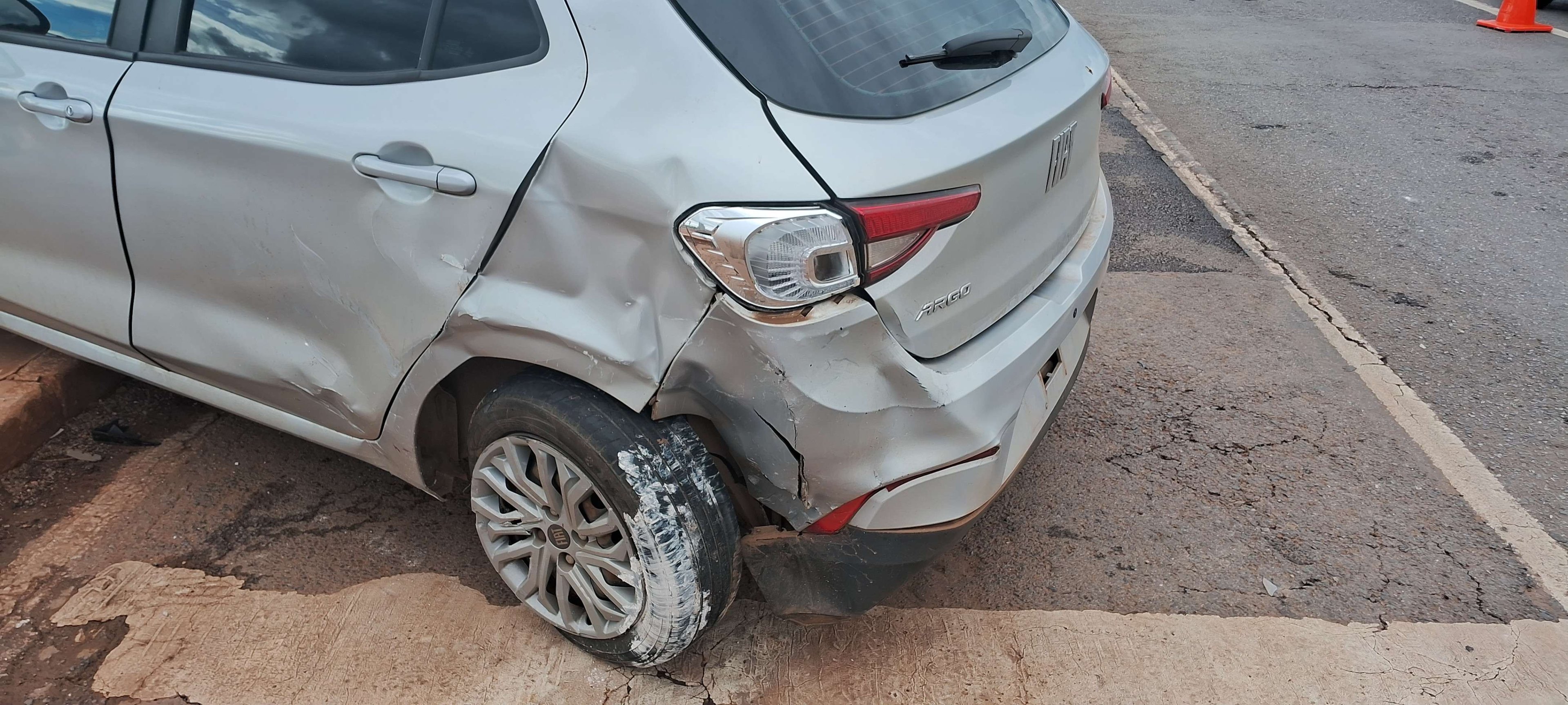 O Fiat Argo teve apenas um amassado.