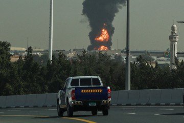 Fumaça e fogo se levantam de área bombardeada perto do Aeroporto Internacional de Dubai  -  (crédito:  AFP)