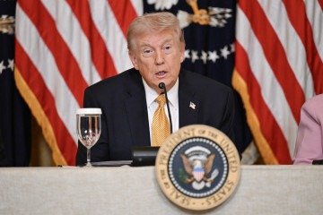 O presidente dos EUA, Donald Trump, durante discurso em um almoço com membros do Conselho do Kennedy Center no Salão Leste da Casa Branca       -  (crédito:  Annabelle GORDON / AFP)