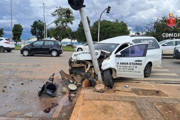 Um dos carros envolvidos no sinistro é de uma funerária. Ele atingiu um semáforo da via e teve a frente destruída - (crédito: Divulgação/CBMDF) Um dos carros envolvidos no sinistro é de uma funerária. Ele atingiu um semáforo da via e teve a frente destruída - (crédito: Divulgação/CBMDF)
