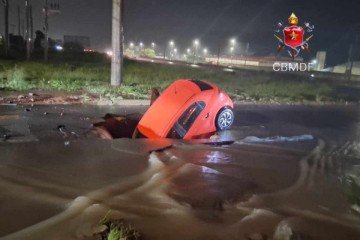 Socorristas encontraram o carro dentro de uma vala formada no meio da pista - (crédito: CBMDF/Divulgação) Socorristas encontraram o carro dentro de uma vala formada no meio da pista - (crédito: CBMDF/Divulgação)