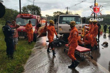 Motociclista foi levado ao hospital em estado grave -  (crédito: CBMDF/Divulgação)