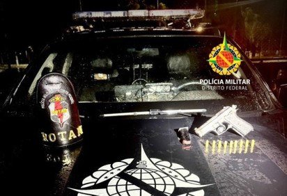 O homem foi atingido e morreu no local. Com ele foi apreendida uma pistola calibre .380. -  (crédito: Divulgação/PMDF) -O homem foi atingido e morreu no local. Com ele foi apreendida uma pistola calibre .380. -  (crédito: Divulgação/PMDF)