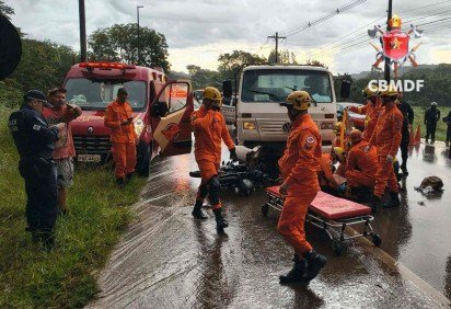 Motociclista foi levado ao hospital em estado grave -  (crédito: CBMDF/Divulgação) -Motociclista foi levado ao hospital em estado grave -  (crédito: CBMDF/Divulgação)