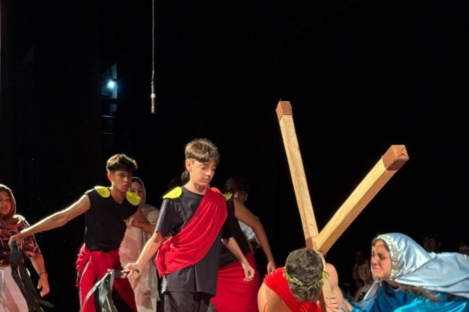 Estudantes encenam a Via Sacra no Colégio Madre Carmem Salles -  (crédito: Divulgação/Colégio Madre Carmem Salles)