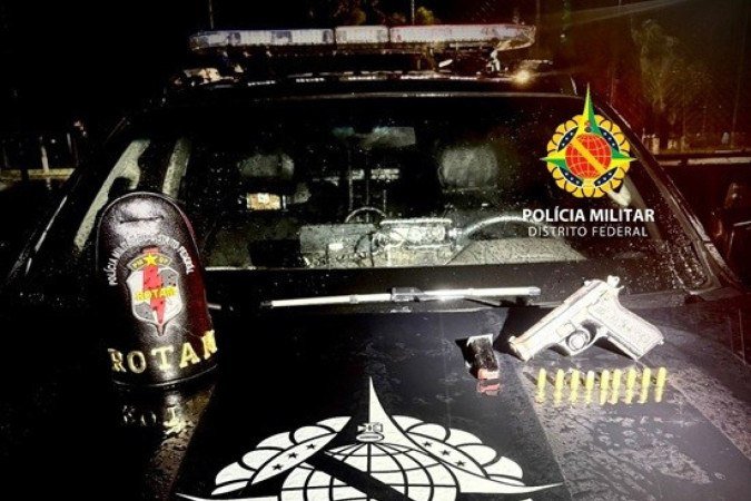 O homem foi atingido e morreu no local. Com ele foi apreendida uma pistola calibre .380. - (crédito: Divulgação/PMDF) O homem foi atingido e morreu no local. Com ele foi apreendida uma pistola calibre .380. - (crédito: Divulgação/PMDF)