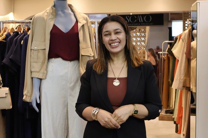 Isa Vieira mantém uma loja homônima na feira dos goianos 