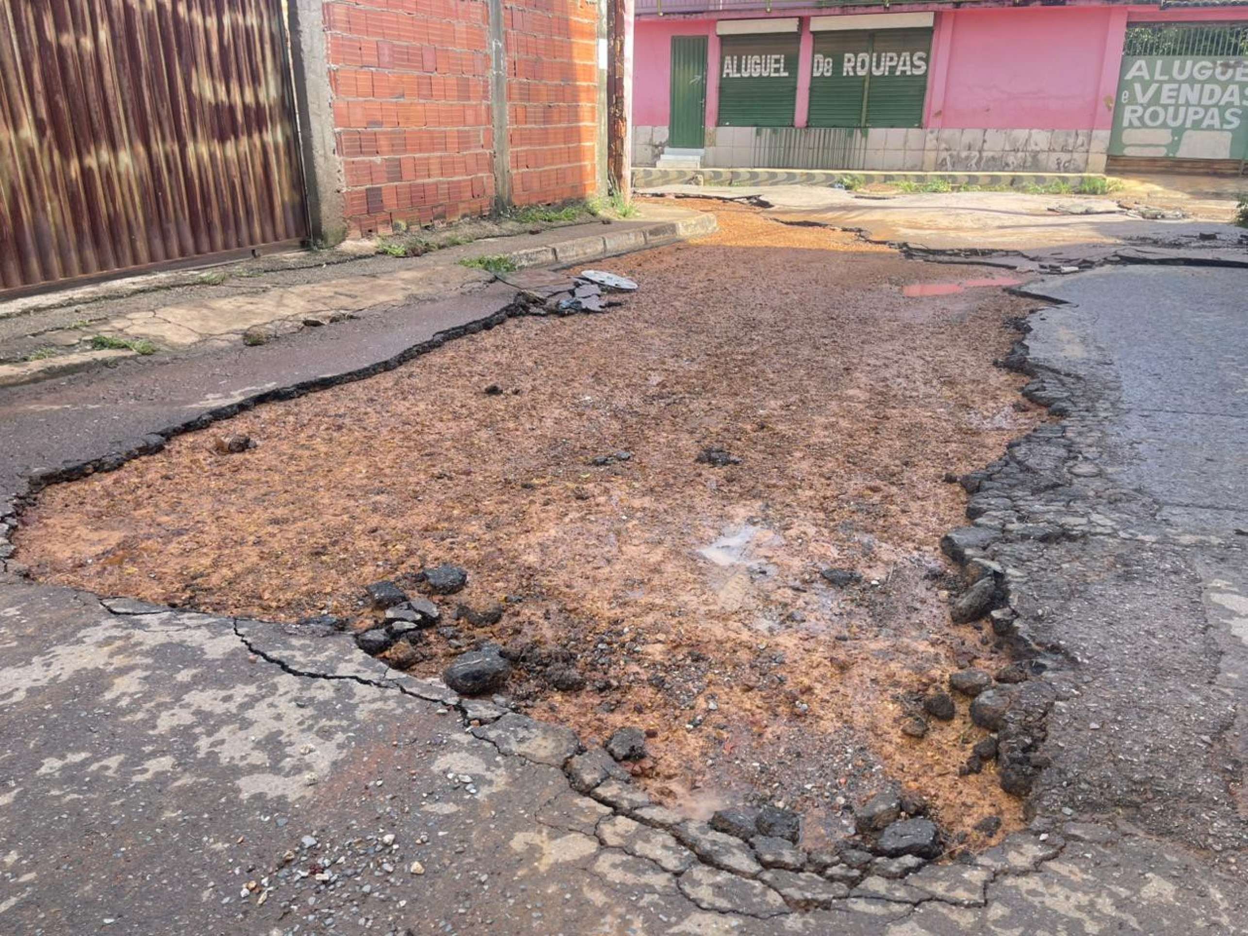 Chuva deixa estragos na rua 2 do Condom&iacute;nio Priv&ecirc; 