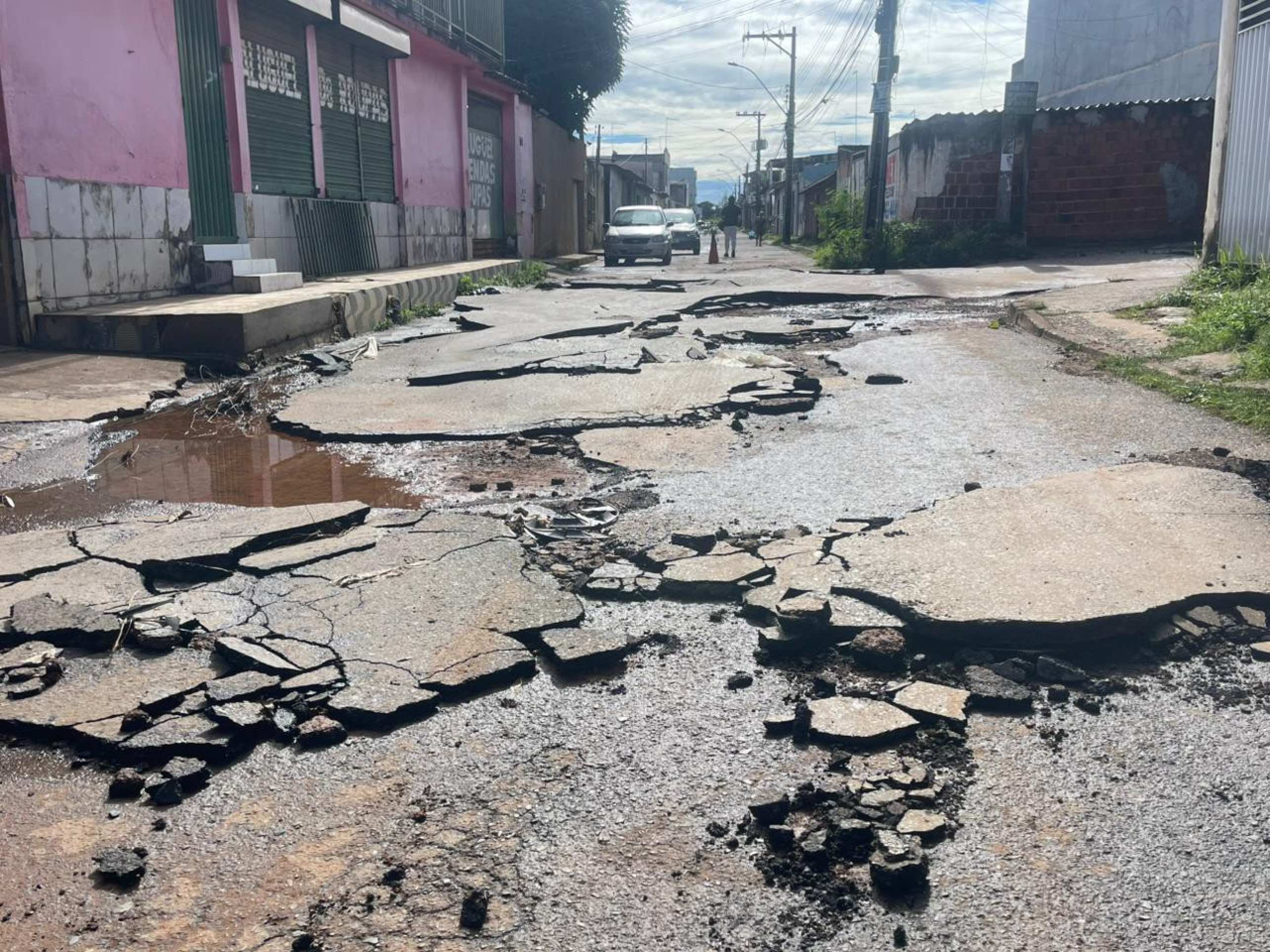 Chuva deixa estragos na rua 2 do Condom&iacute;nio Priv&ecirc; 