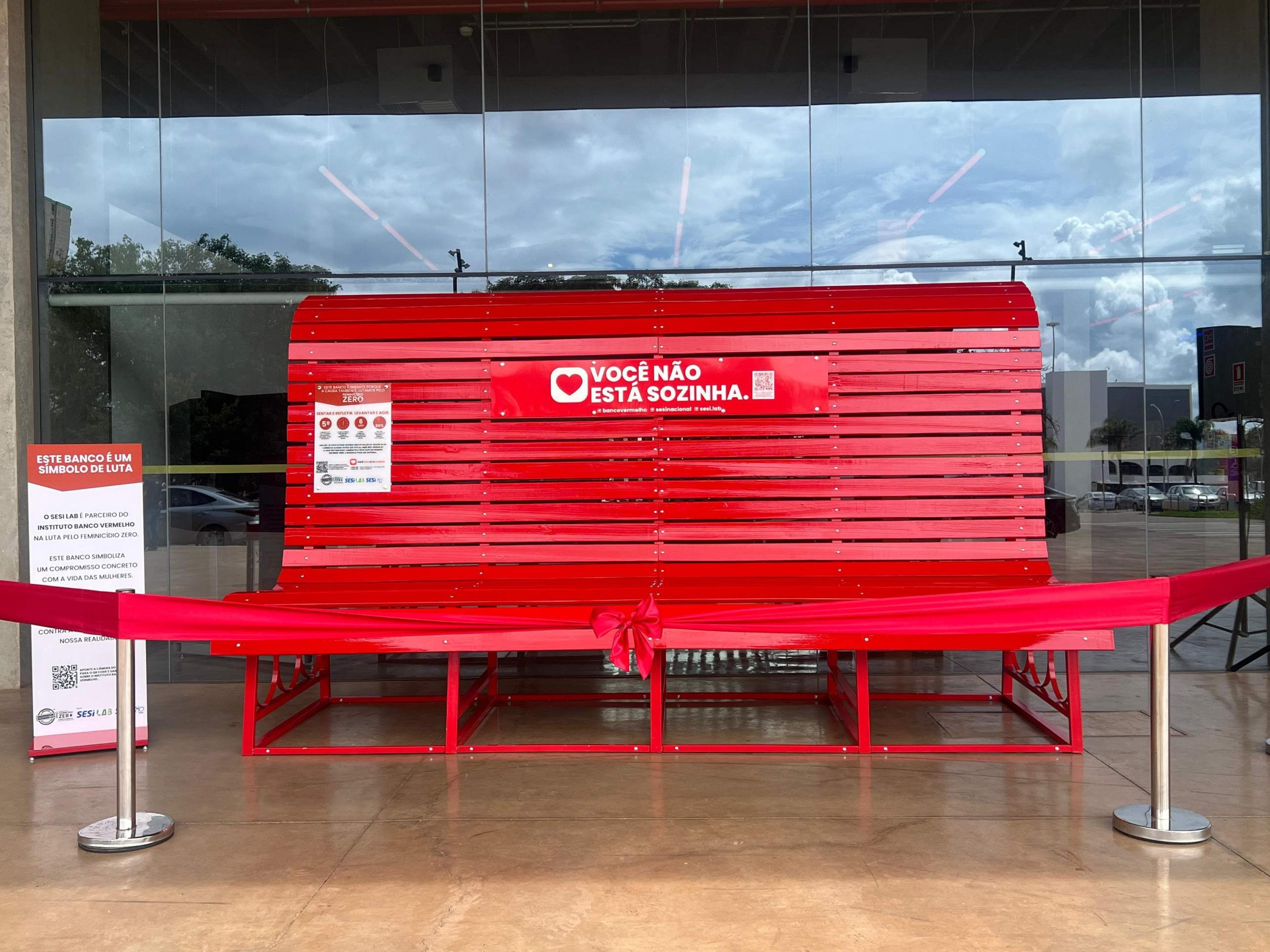 Bras&iacute;lia ganha Banco Vermelho Gigante como s&iacute;mbolo de luta contra o feminic&iacute;dio