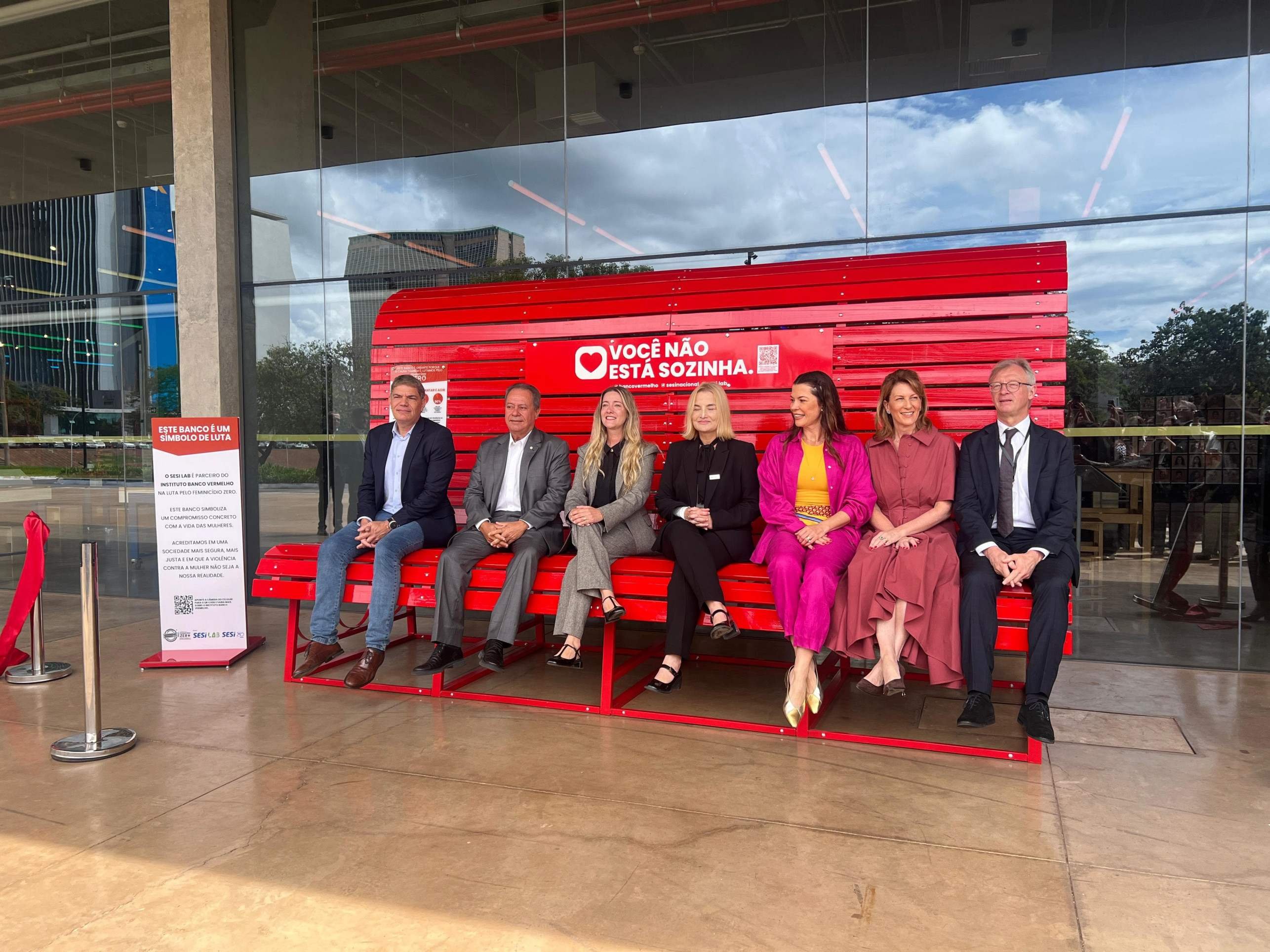 Bras&iacute;lia ganha Banco Vermelho Gigante como s&iacute;mbolo de luta contra o feminic&iacute;dio