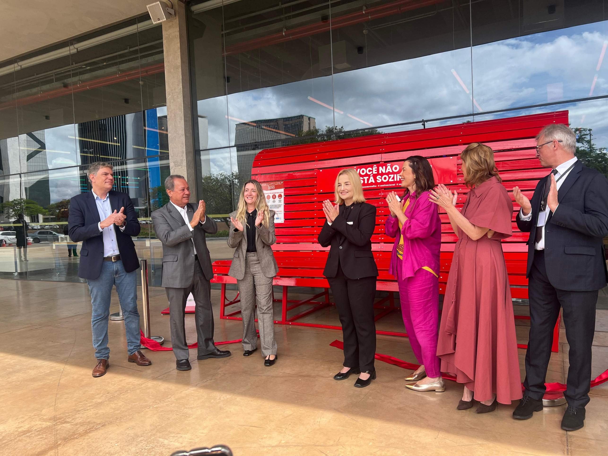 Bras&iacute;lia ganha Banco Vermelho Gigante como s&iacute;mbolo de luta contra o feminic&iacute;dio
