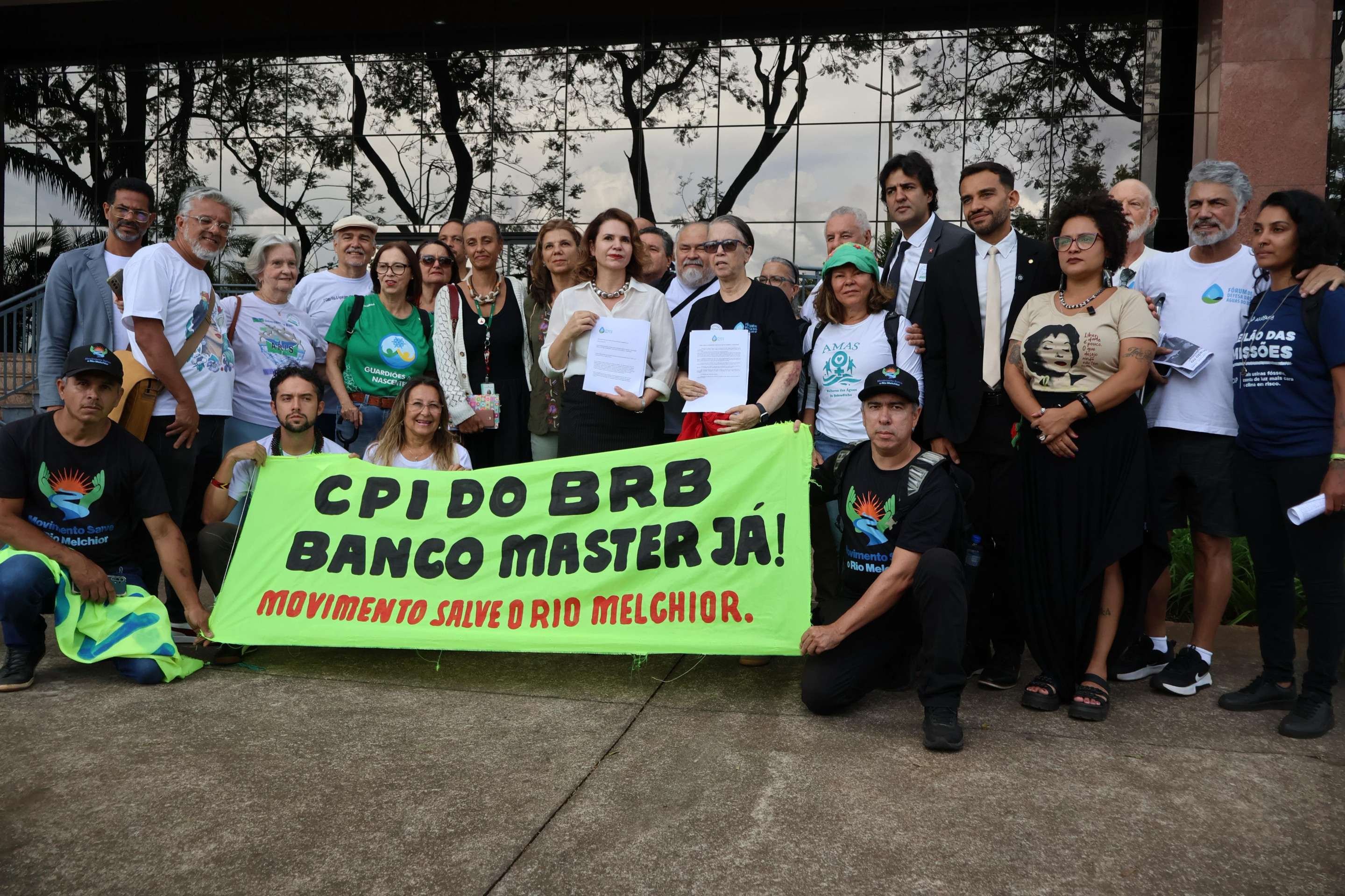 Representantes de entidades do F&oacute;rum de Defesa das &Aacute;guas, do Clima e Meio Ambiente estiveram no MPDFT para protocolar uma nova representa&ccedil;&atilde;o