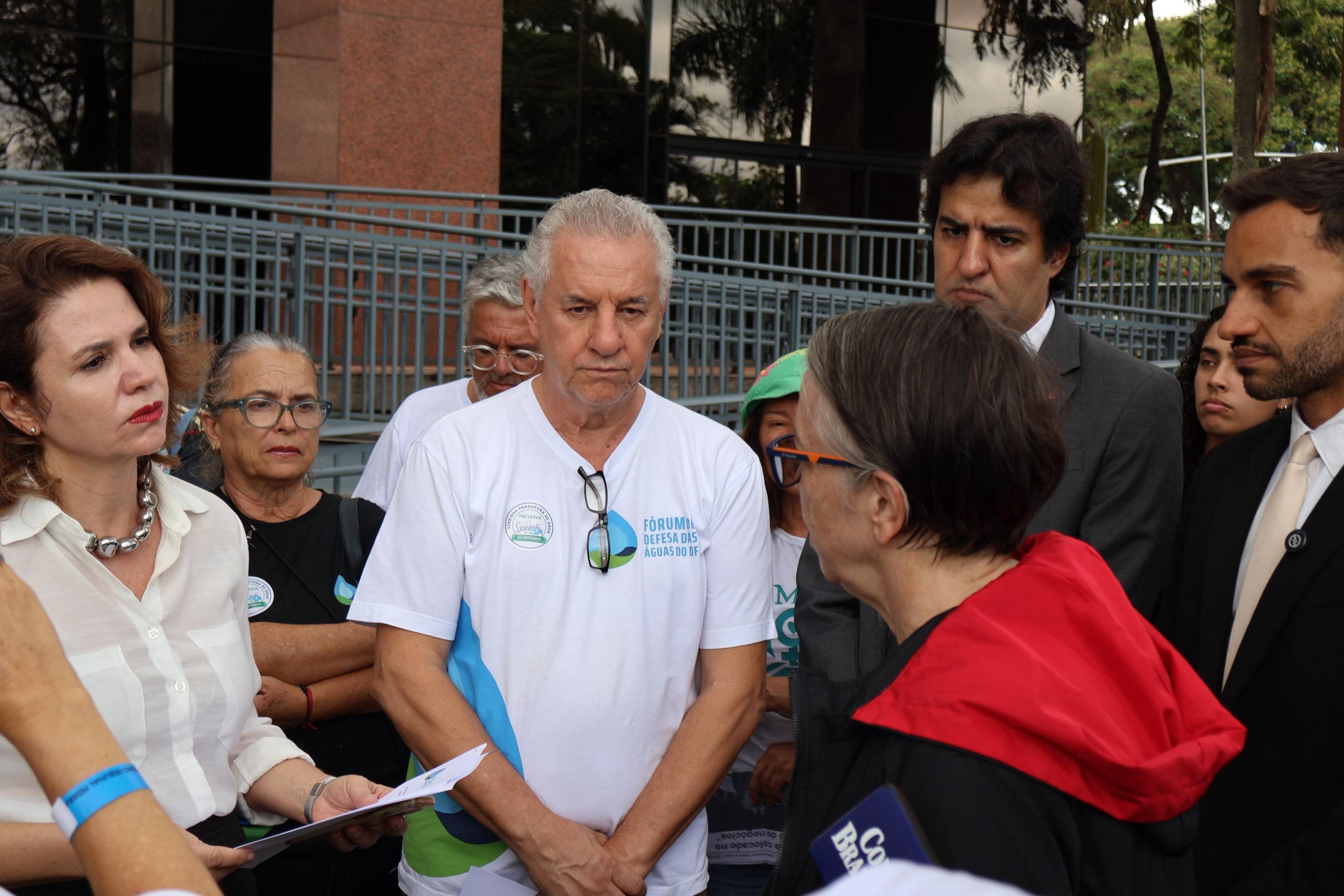 Representantes de entidades do F&oacute;rum de Defesa das &Aacute;guas, do Clima e Meio Ambiente estiveram no MPDFT para protocolar uma nova representa&ccedil;&atilde;o