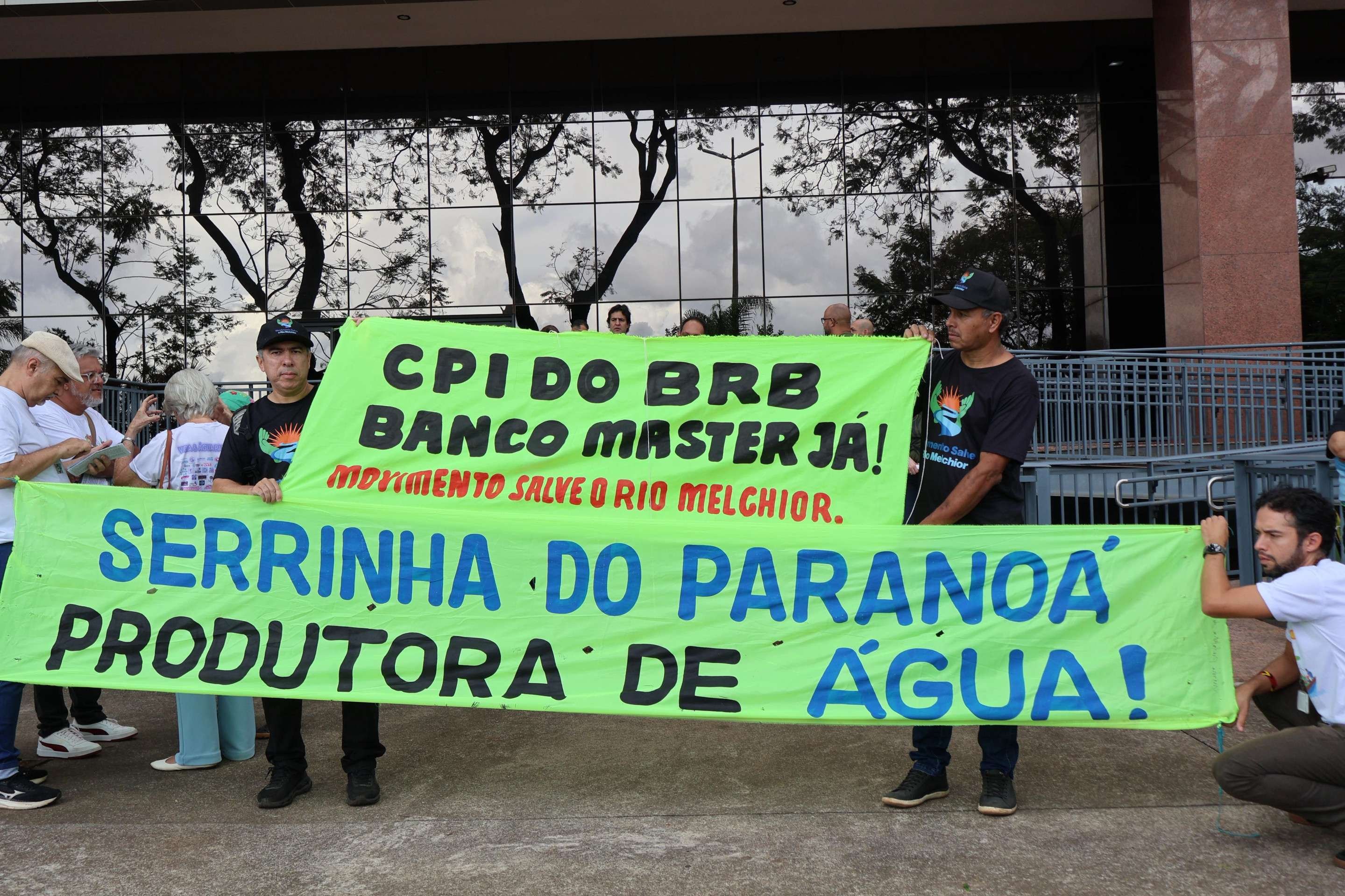 Representantes de entidades do F&oacute;rum de Defesa das &Aacute;guas, do Clima e Meio Ambiente estiveram no MPDFT para protocolar uma nova representa&ccedil;&atilde;o