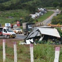 Carretas colidem e duas pessoas ficam feridas na BR-060 -  (crédito: ED Alves/CB/D.A Press)