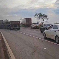 carreta que transportava botijões de gás tombou na BR-060 -  (crédito: Divulgação/ PRF)