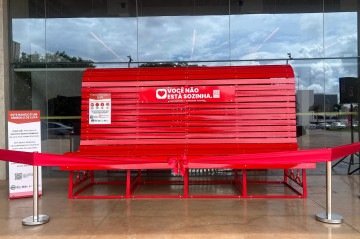 Bras&iacute;lia ganha Banco Vermelho Gigante como s&iacute;mbolo de luta contra o feminic&iacute;dio -  (crédito: Letícia Mouhamad/CB)