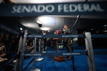  O senador Carlos Viana durante entrevista coletiva ontem: comissão corre contra o tempo, pois, a princípio, trabalhos só vão até o dia 28 -  (crédito: Andressa Anholete/Agência Senado)