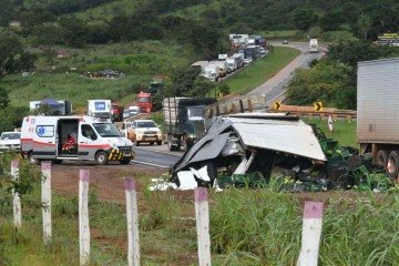Carretas colidem e duas pessoas ficam feridas na BR-060 -  (crédito: ED Alves/CB/D.A Press)